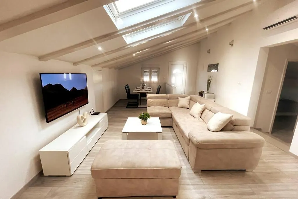 Apartment Vacation Rental Near Pula Loborika 0*,