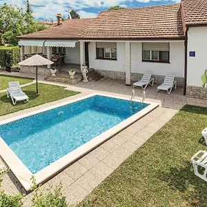Vacation With Pool Apartment